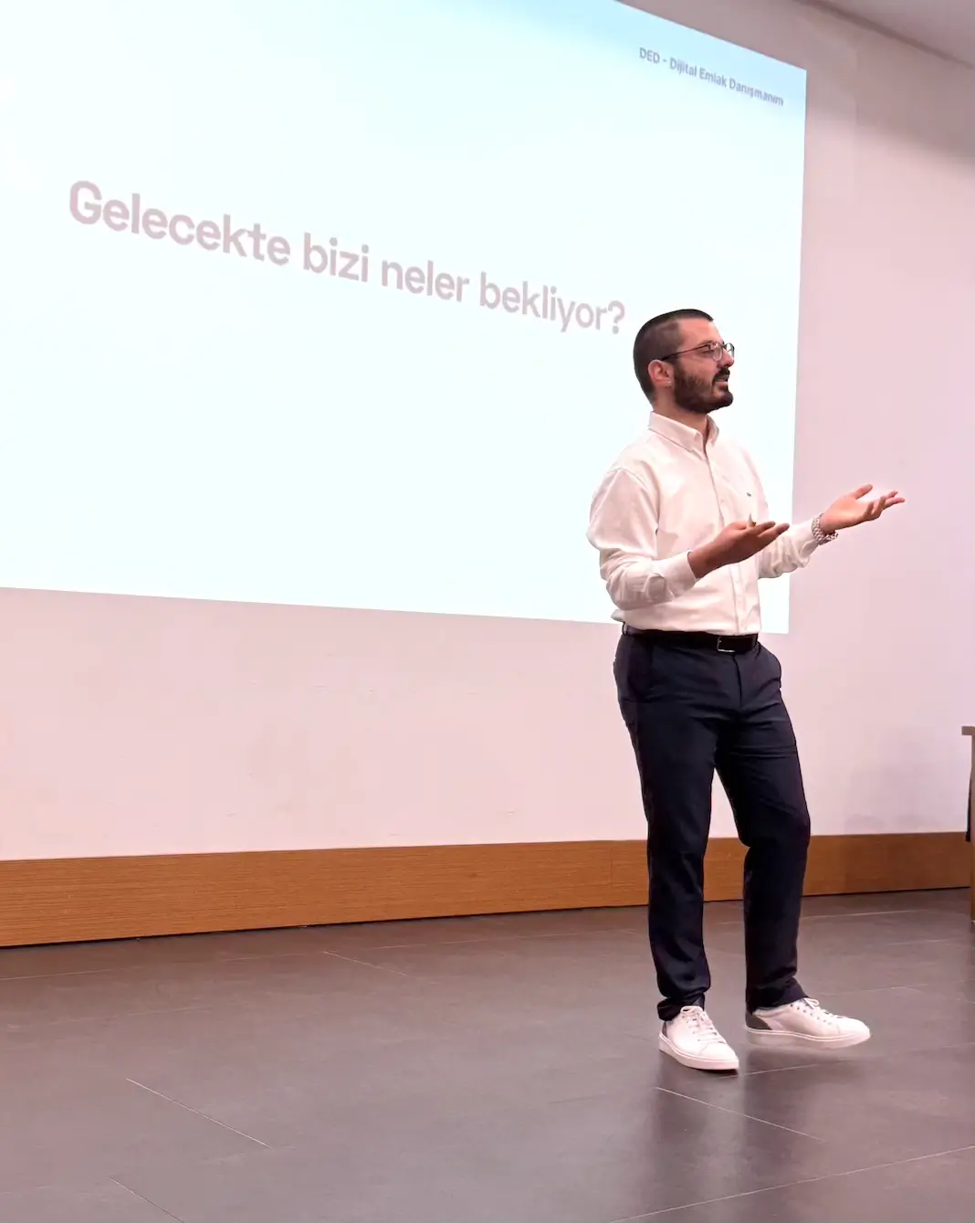 Çağrı Bıkmaz emlak danışmanlarına dijital pazarlama eğitimi verirken