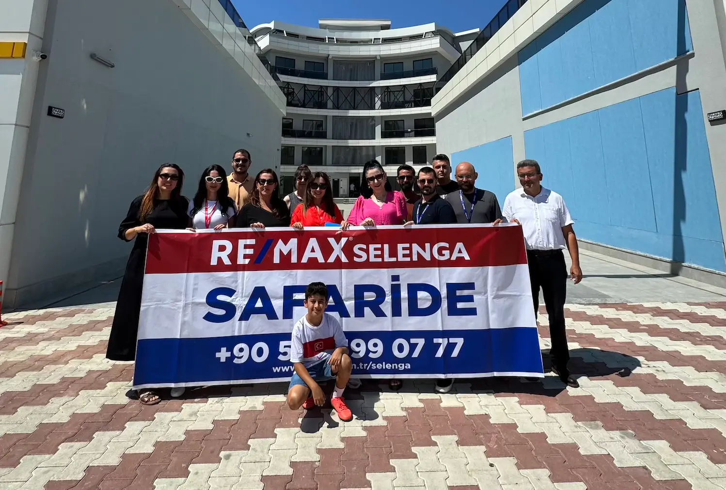 RE/MAX Selenga danışmanları Safari etkinliğinde mülk ziyareti yaparken