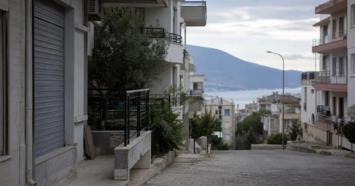 İkamete kapatılan mahalle kavramını temsil eden yarı boş sahil yerleşimi